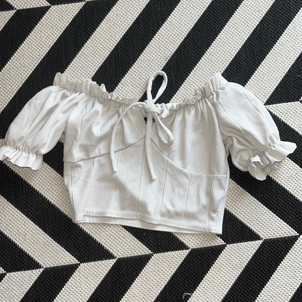 Boohoo puff sleeve white crop top size 2